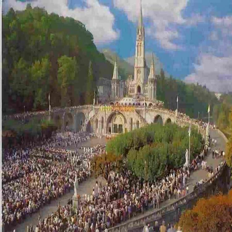 Mons. Rino Fisichella presidió la misa internacional en el Santuario de Lourdes