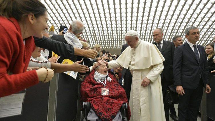 Ofrezcan al que sufre las "medicinas del alma": el consuelo y la ternura de Dios, pidió el Papa