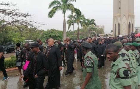 Otro sacerdote secuestrado Los obispos encabezan una marcha de protesta pacífica