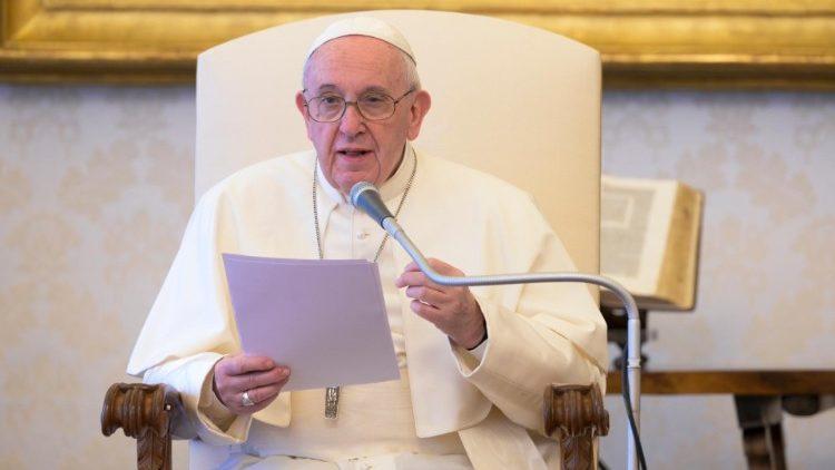 Rezar a Dios como a un "amigo" que ama al mundo, pidió el Papa