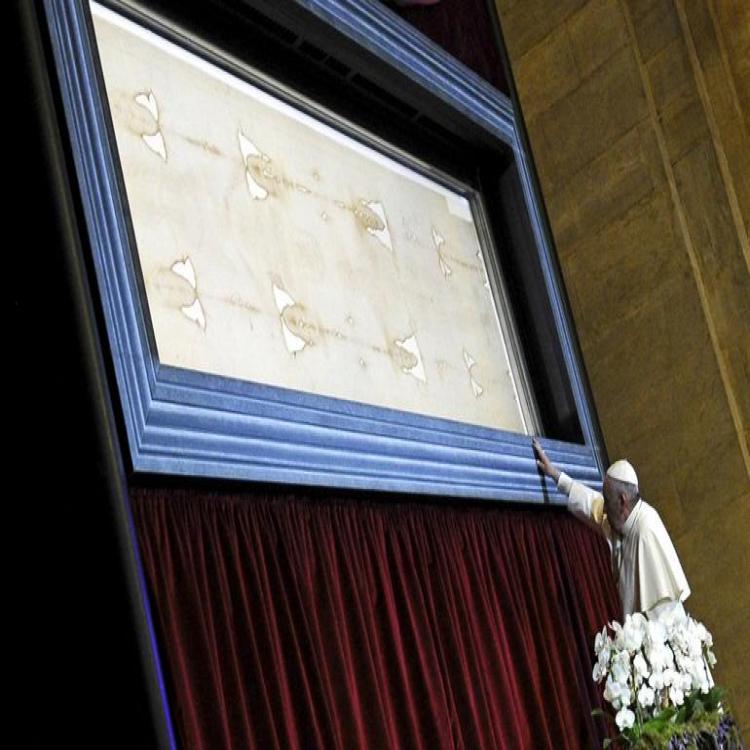 Sábado Santo: El Papa se une a la oración virtual ante la Sábana Santa