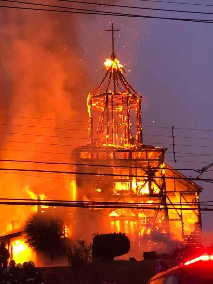 Se incendió una iglesia histórica en la isla de Chiloé