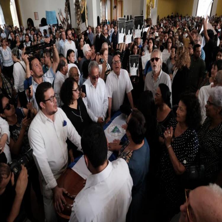 Simpatizantes de Ortega invaden la catedral de Managua durante el funeral de Ernesto Cardenal