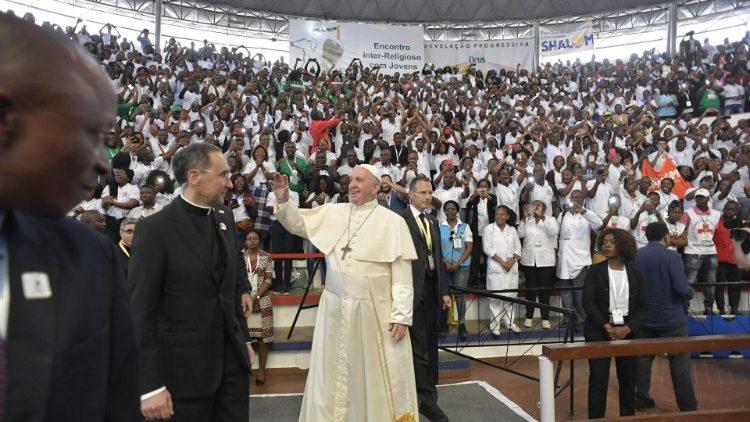 "Sueñen con otros, nunca contra otros" pidió el Papa a los jóvenes de Mozambique