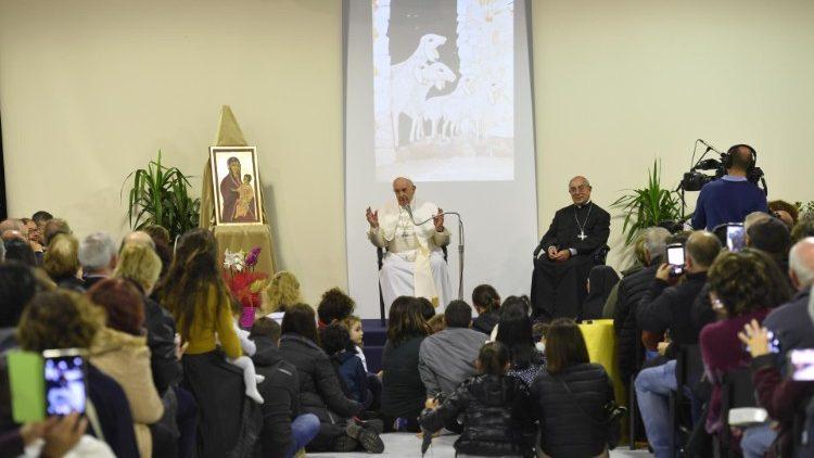 "Todos somos vulnerables", recordó el Papa en su visita a Cáritas