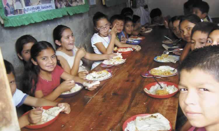 UCA: Casi 4 millones de niños argentinos con problemas para alimentarse