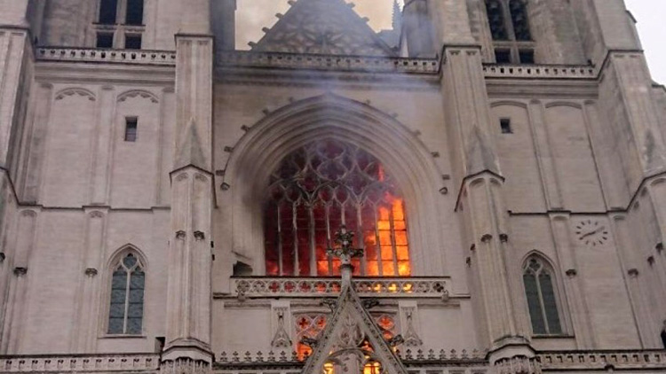 Un monaguillo de Nantes confesó haber provocado el incendio de la Catedral