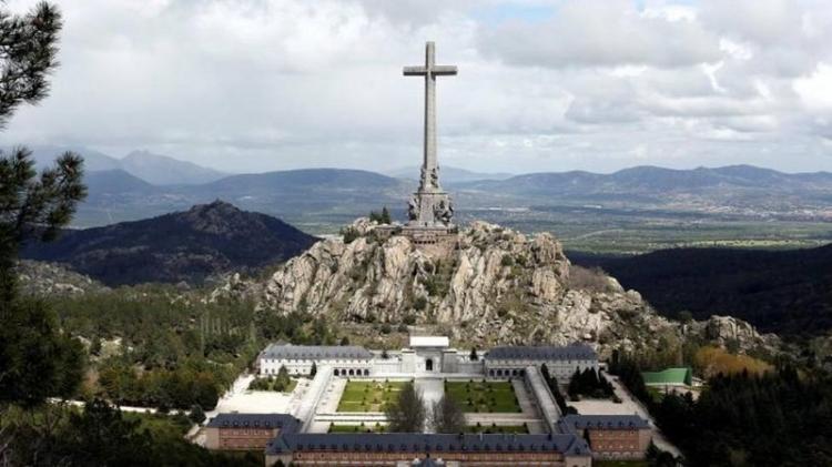 Valle de los Caídos: El gobierno expulsará a los benedictinos y se plantea derribar la Cruz