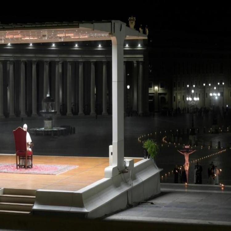 Vía Crucis del Papa en el silencio de la plaza de San Pedro