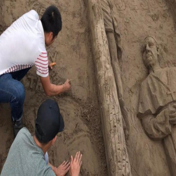 Vietnam: Tres jóvenes recordaron la bendición del Papa con una escultura