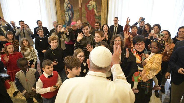 Vivan la Navidad con el asombro de los pastores, invitó el Papa a los jóvenes