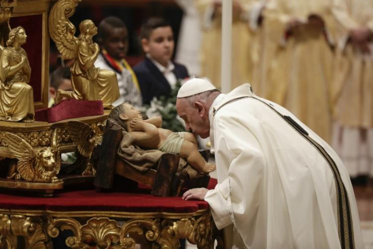Adorar a Dios es descubrirlo escondido en las situaciones sencillas, dijo el Papa