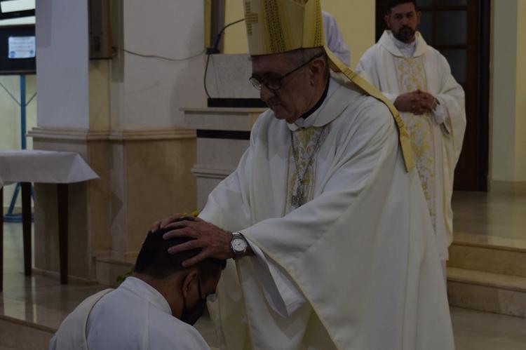 Alegría del obispo de Posadas tras la ordenación de un nuevo sacerdote