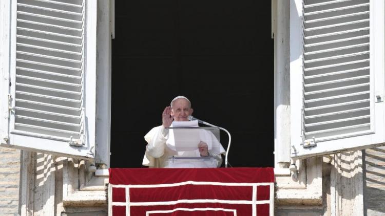 Ángelus del Papa: "Abrir nuestros corazones al amor infinito de Dios"