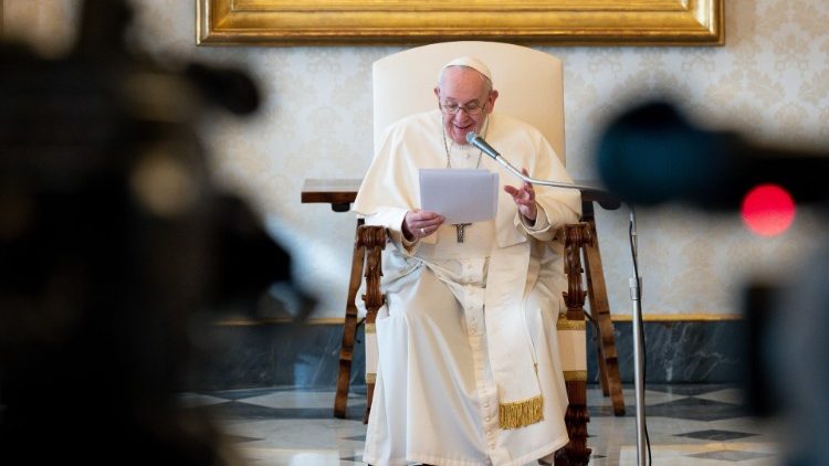 Ángelus: El Papa invita a sembrar semillas de amor con ejemplos