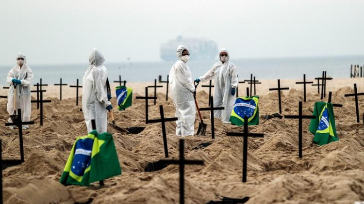 Brasil clama por vacunas, ante la "escalada de muerte"