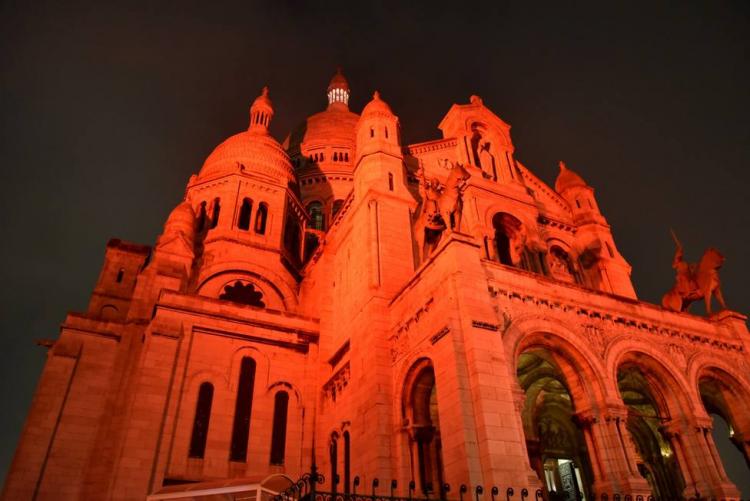 Catedrales del mundo se iluminan de rojo para recordar a los cristianos perseguidos