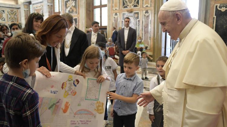 "Compartir abre caminos de libertad, renacimiento y dignidad", aseguró el Papa