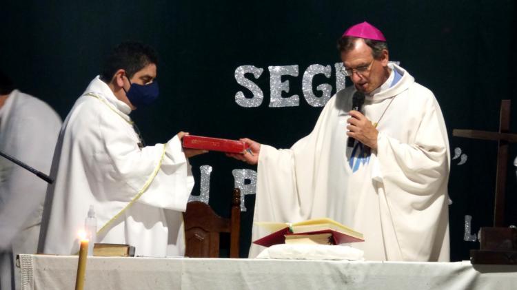 Con un llamado a "caminar juntos", Mons. Canecín puso en posesión al nuevo párroco de Esquina