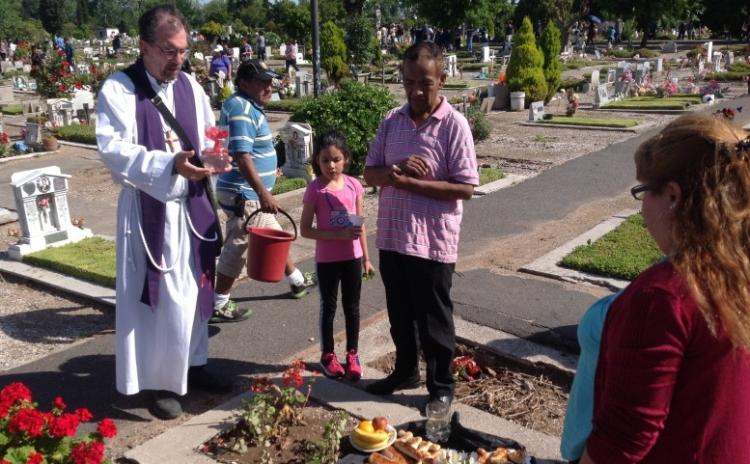 "Consuelen a mi pueblo", gesto misionero en los cementerios porteños