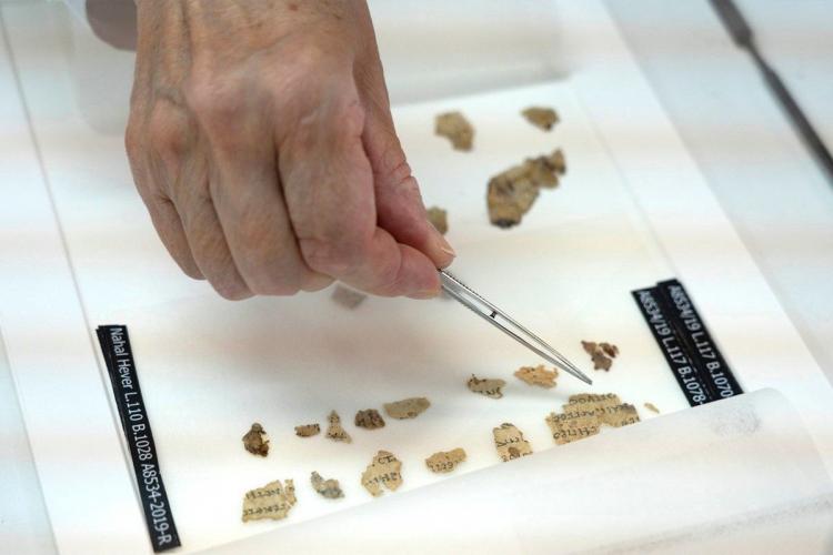 Descubren en Israel fragmentos bíblicos de 2.000 años de antigüedad