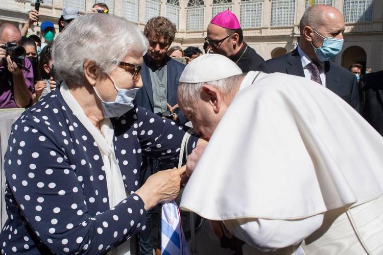 Diario vaticano destaca el gesto del Papa con una sobreviviente del Holocausto