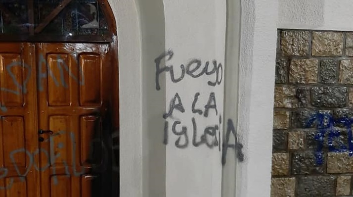Dolor por las pintadas ofensivas en la parroquia de El Bolsón