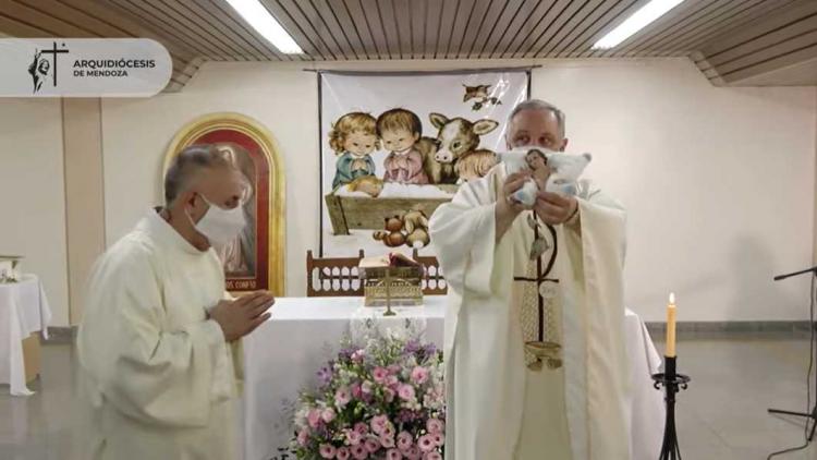El arzobispo de Mendoza presidió la misa de Navidad en un hospital y una cárcel