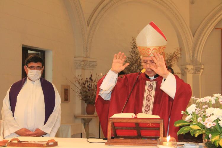 El cardenal Poli en los festejos de los 90 años de la parroquia Cristo Rey