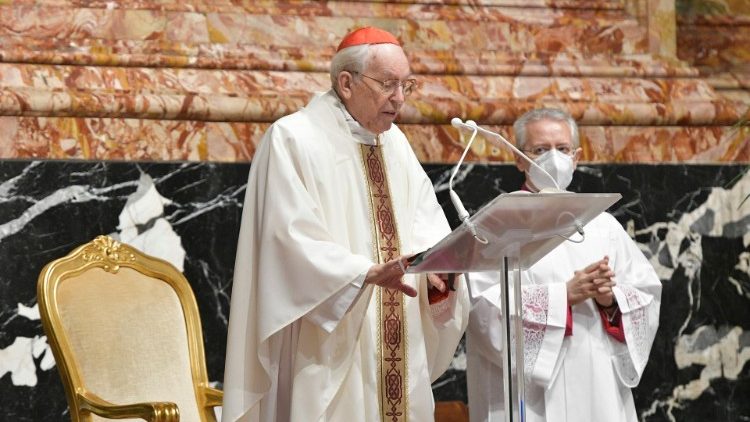 El cardenal Re rezó por el fin de la pandemia en la Misa de la Cena del Señor