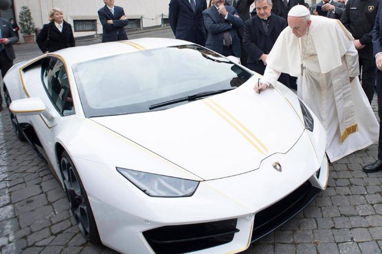 El dinero de la venta del Lamborghini papal apoyará a los cristianos en Irak