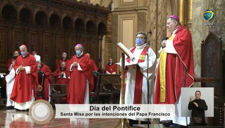 El nuncio reza por el Papa y su misión al timón de la Iglesia