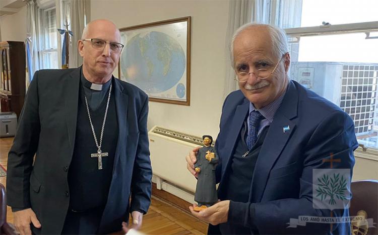 El obispo castrense fue recibido por el ministro de Defensa