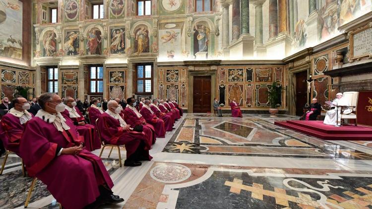 El Papa a la Rota romana: cuida siempre del "bien de la familia"