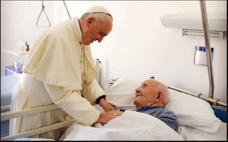 El Papa a los médicos: "anteponer los enfermos a la enfermedad"