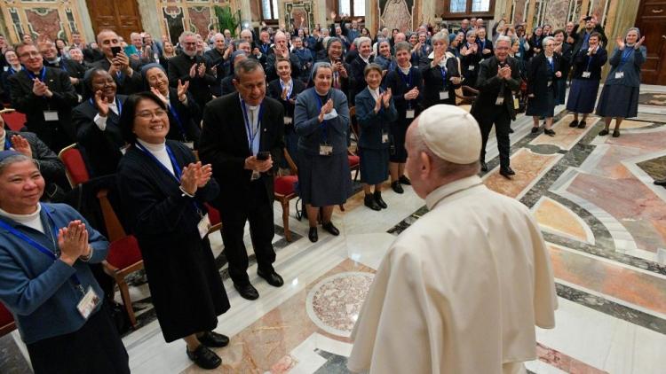 El Papa a los paulinos: hagan correr "la Palabra", con los medios de comunicación como púlpito