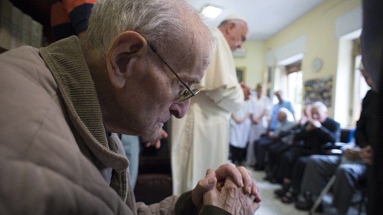 El Papa a los sacerdotes ancianos: la vejez no es una enfermedad