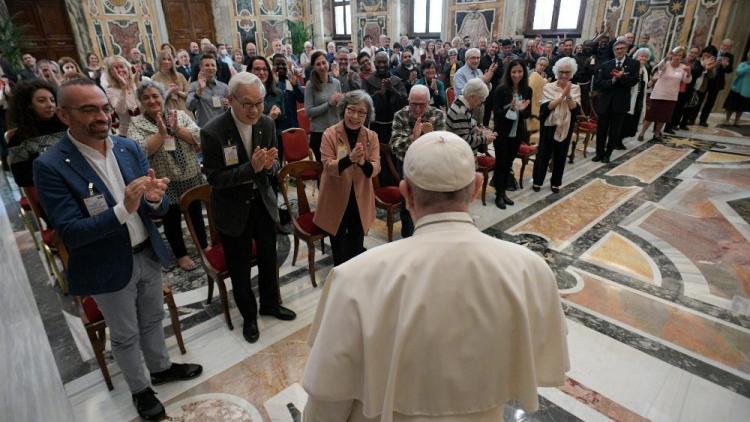 El Papa anima a los franciscanos seglares a ser "artesanos de paz"