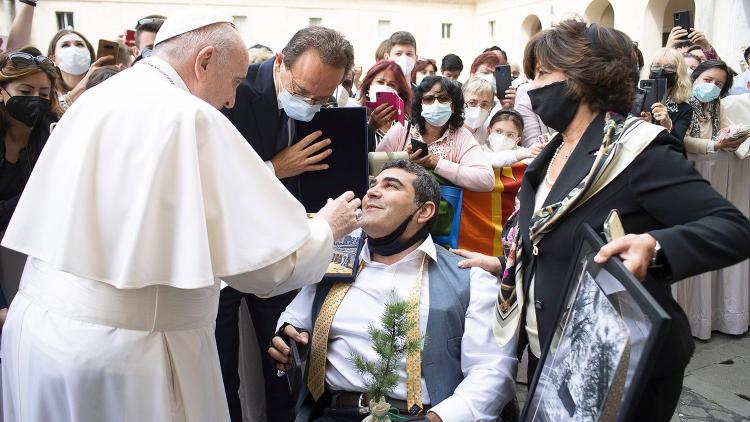 El Papa bendice a Haddad, el deportista que hizo frente a una lesión medular, antes de su viaje al Polo