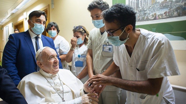 El Papa continúa con la rehabilitación y volverá al Vaticano "lo antes posible"