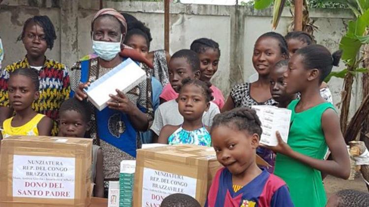 El Papa donó botiquines con medicinas a un orfanato del Congo