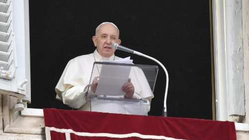 El Papa en el Ángelus: Quien hace el bien invierte para la eternidad