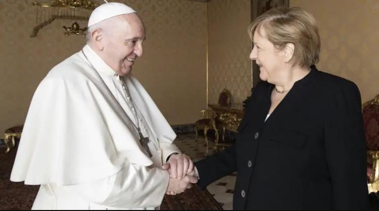 El papa Francisco recibió a Angela Merkel en el Vaticano