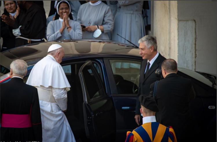 El Papa homenajea a su chofer que se jubila