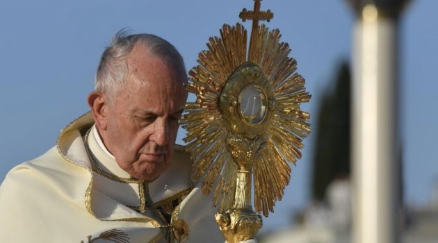 El Papa: La Eucaristía, apoyo en medio de las dificultades y consuelo sublime en el sufrimiento