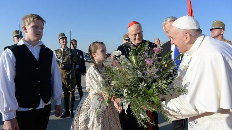 El Papa llegó a Budapest donde clausurará el Congreso Eucarístico Internacional