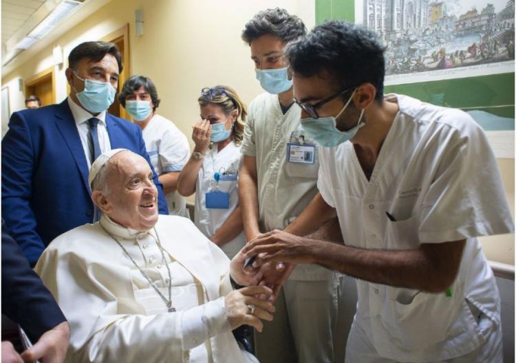 El Papa permanecerá en el hospital "unos días más", para completar el tratamiento