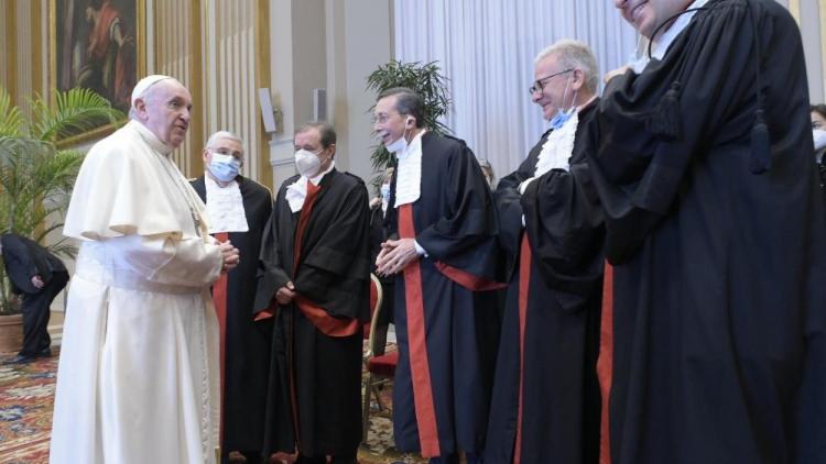 El Papa pide a jueces una lucha eficaz contra los delitos financieros