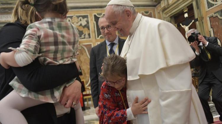 El Papa: proteger a los más pequeños del "asesinato psicológico" de los abusos