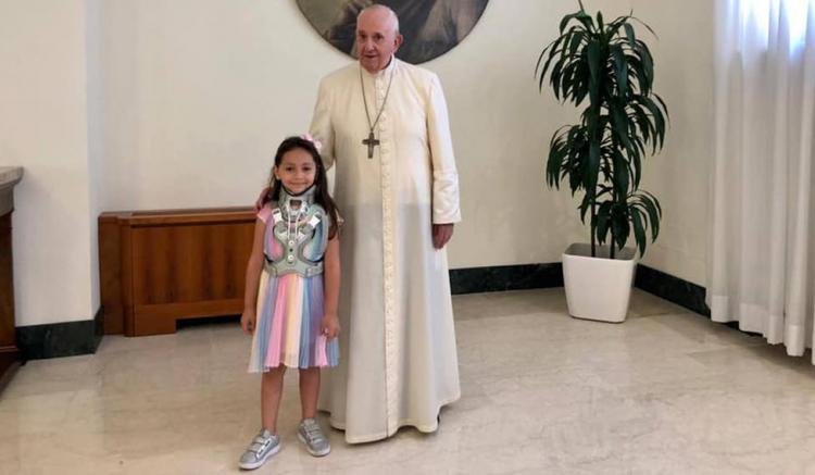 El Papa recibió a la niña de 6 años que salvó su vida tras recibir un disparo de la 'Camorra'